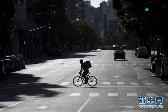 ▲4月8日，阿根廷布宜诺斯艾利斯街头的车辆和行人明显减少。新华社发（马丁·萨巴拉摄）