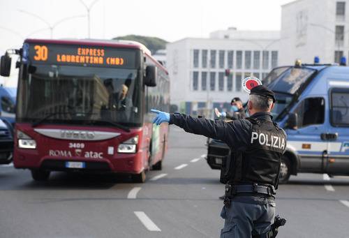  4月13日，在意大利首都罗马，警察拦下一辆公交车检查。新华社发