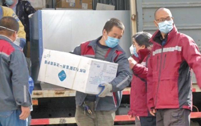  4月13日，中国疾控中心人员抵达绥芬河后，正搬运援助抗疫物资。资料图