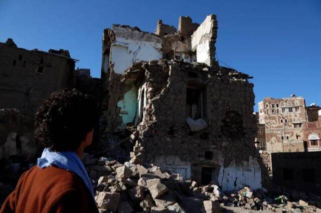 这是4月9日在也门首都萨那拍摄的一处空袭后的建筑废墟。新华社发（穆罕默德摄）