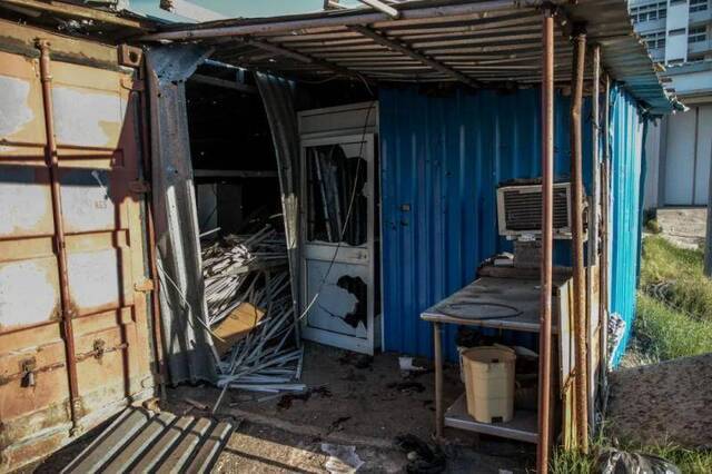 利比亚民族团结政府4月6日指责利比亚东部武装力量“国民军”袭击了位于首都的黎波里的一家收治新冠肺炎患者的医院。这是当天在被袭医院拍摄的受损建筑。新华社发（阿姆鲁摄）