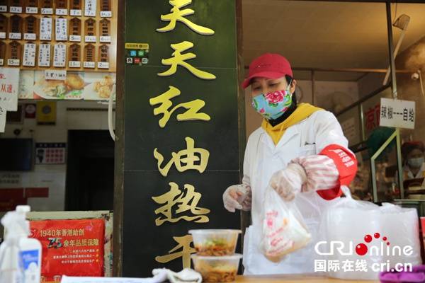 老板赵友芝在给客人打包摄影：李琳