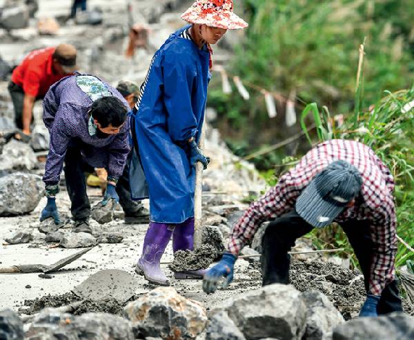  4月8日，广西大化瑶族自治县雅龙乡，村民在乡级道路建设工地上劳作张爱林摄/本刊