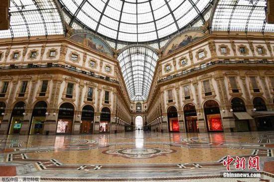 ▲当地时间3月12日，意大利米兰市中心空无一人的维托里奥·埃马努埃莱二世购物中心。