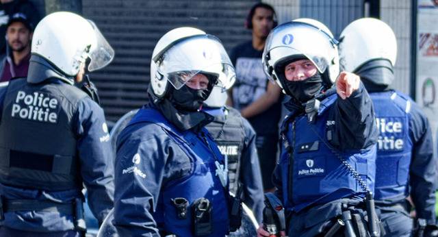 疫情封锁期间比利时发生骚乱，一青年逃避检查时撞上警车身亡