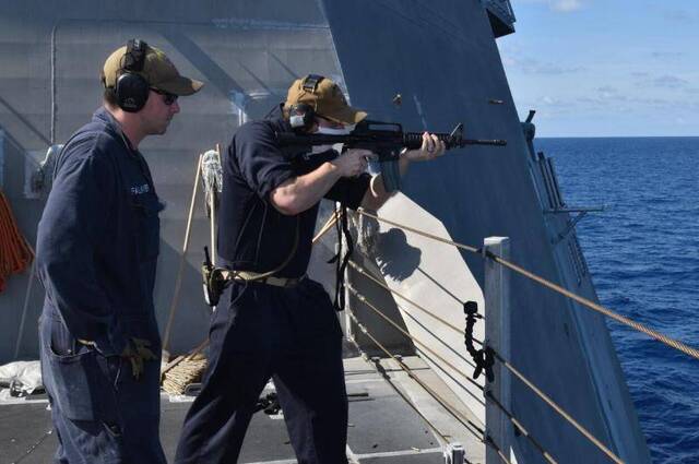 “蒙哥马利”号濒海战斗舰舰员进行射击训练