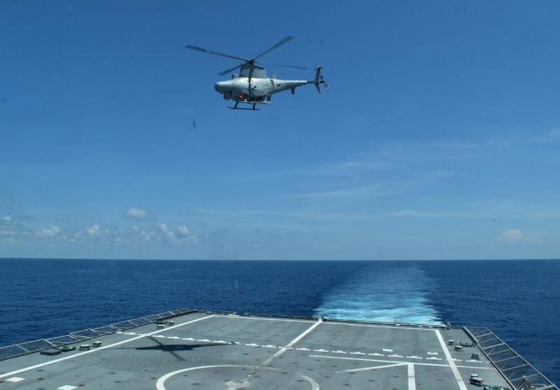 “蒙哥马利”号濒海战斗舰在南海出动舰载无人直升机训练