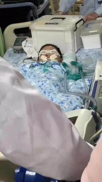 5岁的王俊熙躺在郑州大学第一附属医院小儿重症监护室里靠呼吸机维持生命