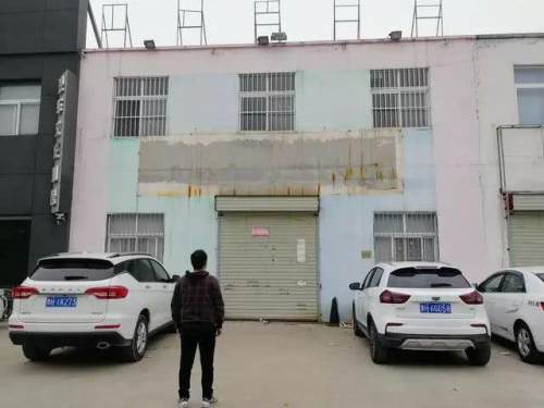 王俊熙的父亲站在已被查封的幼儿园前，总也想不通涉案老师王某为何要投毒
