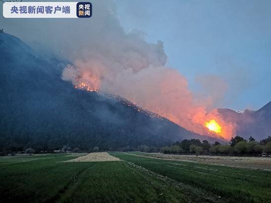 西藏林芝市巴宜区发生山火 救援正在进行