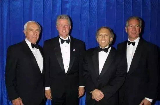 ·老库什纳（右一）和美国前总统克林顿（左二）