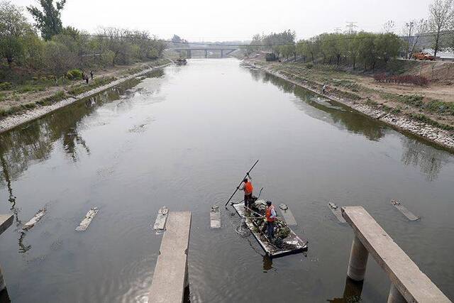 沿河烧烤行为增多 北京开展河湖环境整治 组图