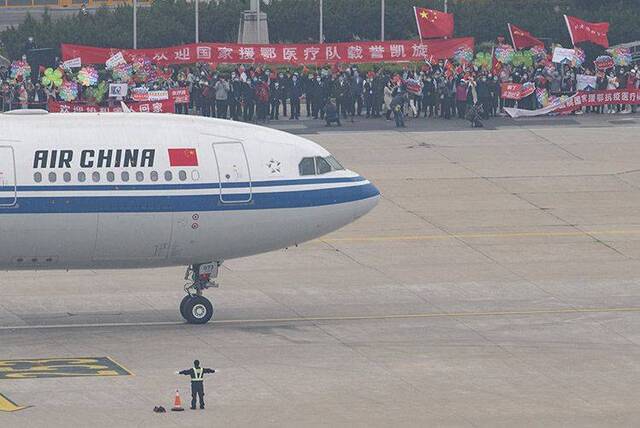 最后一支撤离湖北的国家医疗队抵京 机场三道水门迎接