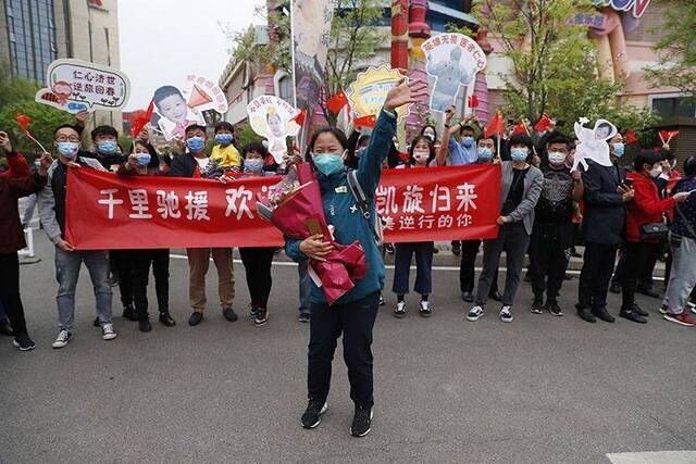 最后一支撤离湖北的国家医疗队抵京 机场三道水门迎接