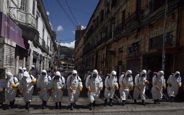 玻利维亚拉巴斯街头卫生人员在消毒