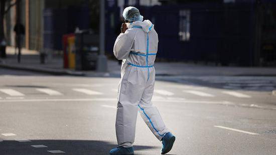 身穿防护服的美国医护人员（Getty Images）