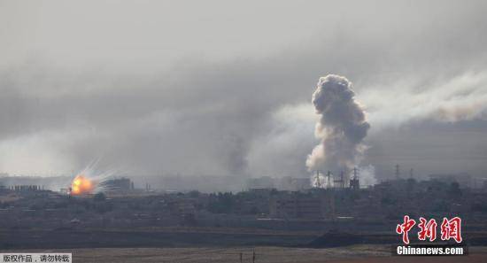 资料图：2019年10月，从土耳其边境可以看到，叙利亚城镇拉斯埃恩发生爆炸，升起滚滚浓烟。