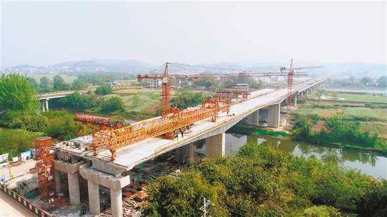 4月13日，重庆合川至四川安岳高速公路（重庆段）控制性工程——崇龛琼江大桥主跨顺利合龙。