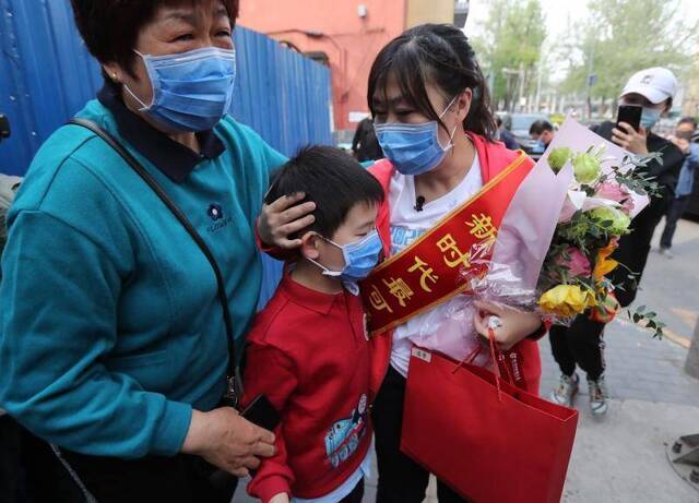 医疗队员潘攀与家人团聚。新京报记者王贵彬摄