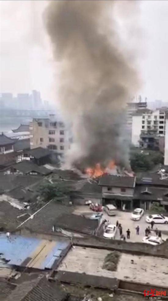 四川宜宾城区走马街老院落发生火灾 街道始建于明代