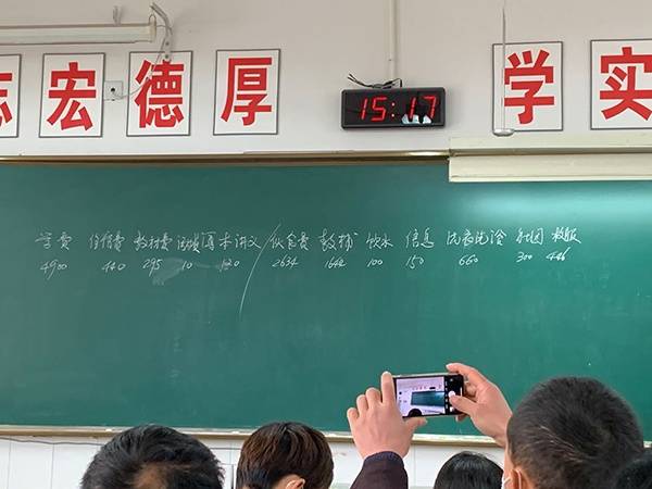 在文正学校方面与家长沟通时，校方公布的校服费446元和社团费300元被家长质疑属于乱收费。