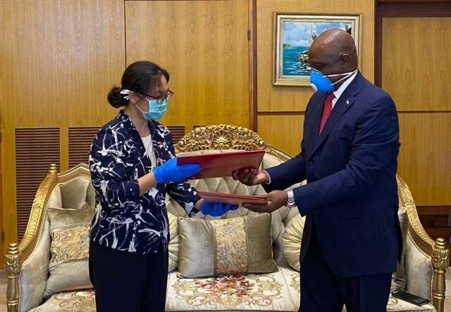 中国政府援赠抗疫物资运抵赤道几内亚