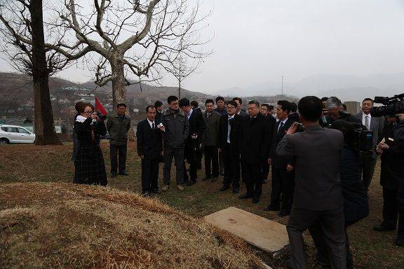  2018年4月6日，中朝双方共同举行平壤江东和顺安志愿军烈士陵园修缮工程开工仪式。图/中国驻朝鲜大使馆