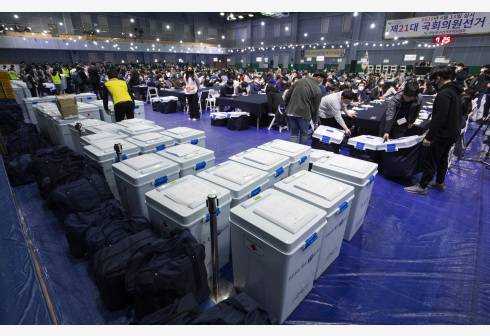  4月15日，在韩国首尔，工作人员在一处计票站内计票。新华社图