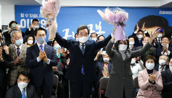 代表韩国执政党参选的李洛渊，得知计票结果后欢呼。（韩联社）