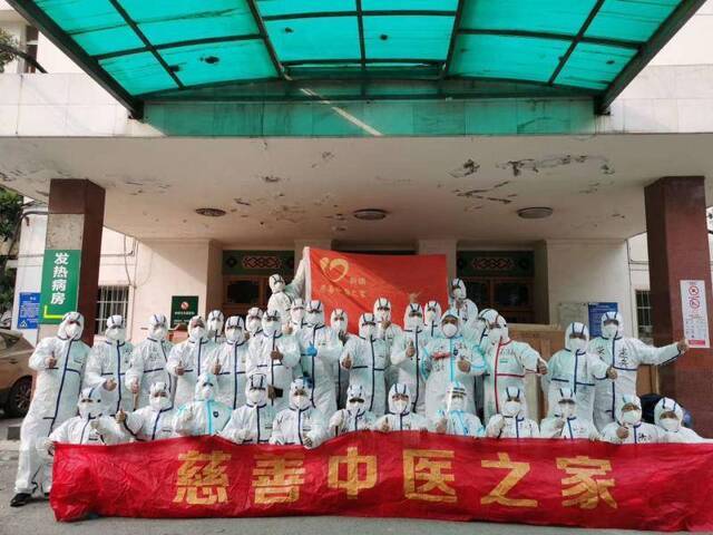 3月13日，结束武汉市第七医院志愿服务工作的莫仁云和团队成员合影留念
