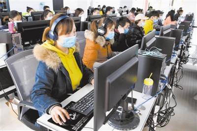 近日，在河南省信阳市光山县科思网络科技有限公司内，数百名“人工智能训练师”戴着口罩和耳机作业。新华社记者李安摄