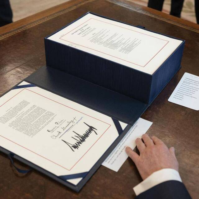  3月27日，特朗普在两万亿经济法案文本上签名图自：美国白宫