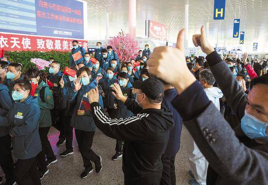 4月15日，武汉天河机场，志愿者夹道送别最后一支撤离的援鄂国家医疗队——北京协和医院医疗队，为他们点赞。（湖北日报全媒记者柯皓摄）