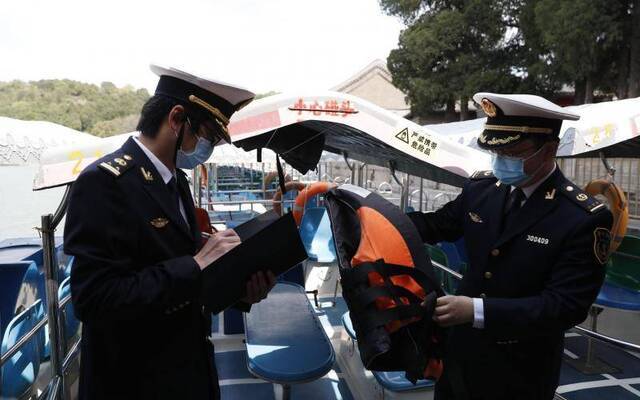 北京6家市属公园游船明起开航，须扫健康码实名登船