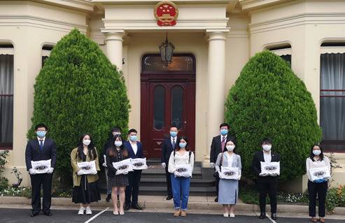 中国驻墨尔本总领馆向留学生发放防疫物资