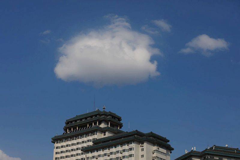 北京大风吹出白云朵朵