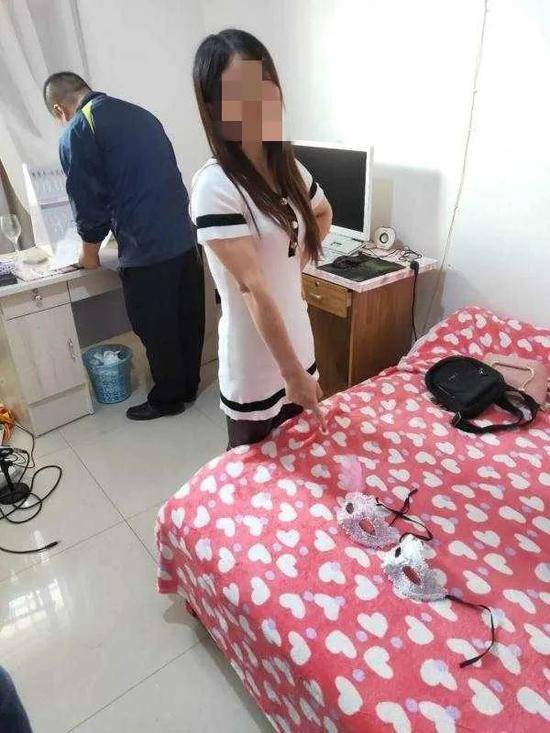 女主播现场指认直播房间