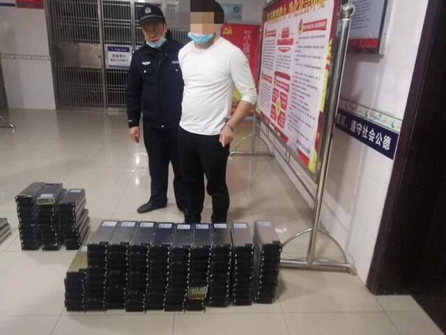 回家过春节因疫情复工延期，吴某盗窃铁塔基站整流器被抓。来源：大足区公安局
