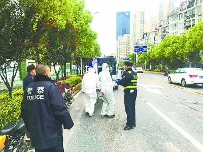 民警上前帮病人摘下口罩施救