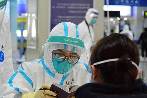 3月27日，海关工作人员对回国旅客进行流行病学调查。