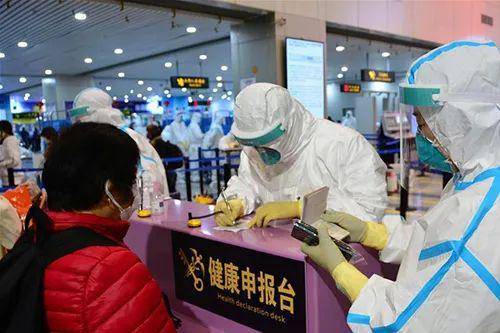 3月27日，中国海关工作人员在健康申报台为入境旅客服务。