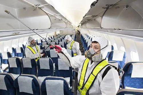 工作人员在机舱内进行消毒处理。