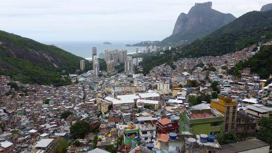 里约热内卢罗西尼亚贫民窟是拉丁美洲最大的贫民窟。