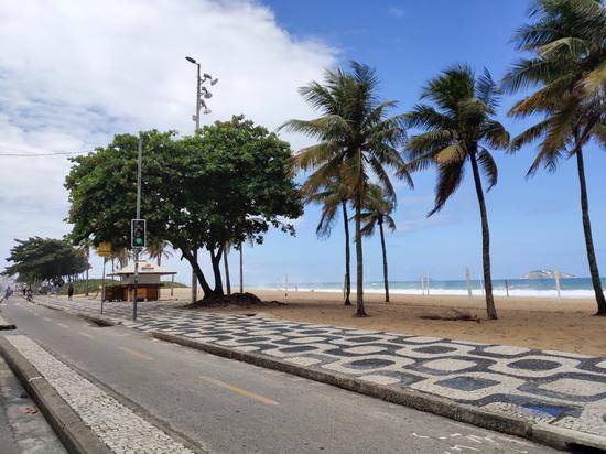 里约热内卢往日熙熙攘攘的海滩空无一人。艾伦摄