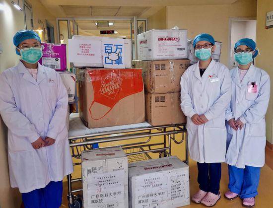 广州医科大学附属第一医院医护人员接收捐赠物资刘狄青供图
