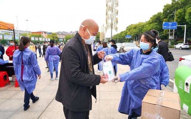 武汉抽样百个社区1.1万人查无症状感染者，一周出结果