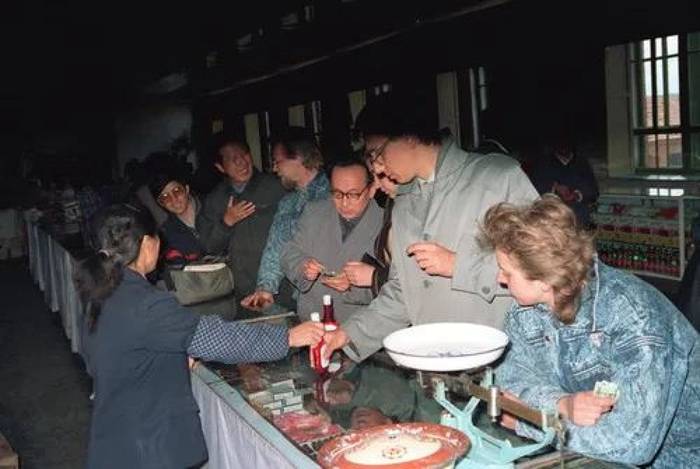 苏联伯力医学院6名师生在绥芬河市商店购买中国化妆品。（1989年6月3日发）新华社记者周确摄