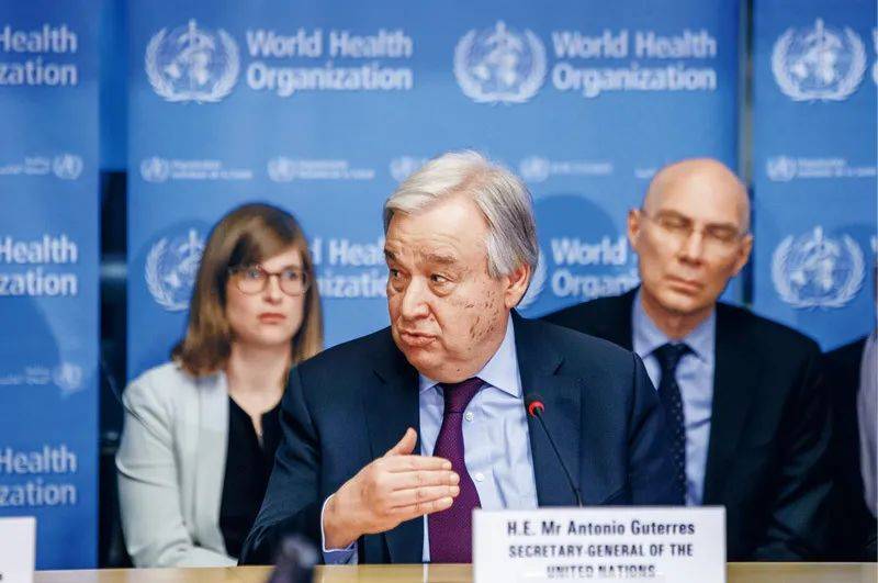 2020年2月24日，联合国秘书长古特雷斯（前）在瑞士日内瓦世界卫生组织总部发表讲话。古特雷斯表示，中国实施严格的防控措施，以牺牲正常生活的方式为全人类作出了贡献。新华社发