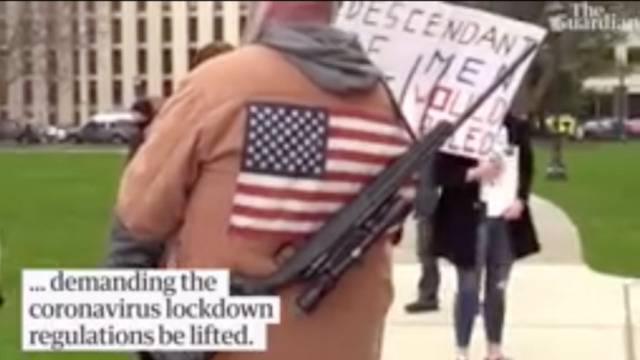 密歇根州居民持枪抗议。/《卫报》视频截图
