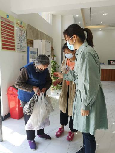 陈念为社区居民分发食材。图片由受访者提供